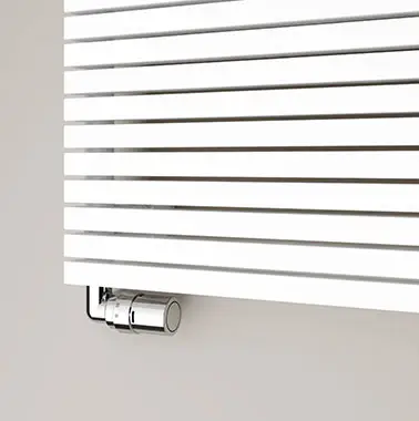 Kermi-Heizkörper mit horizontalen Lamellen und seitlichem Anschluss, montiert an einer hellen Wand.
